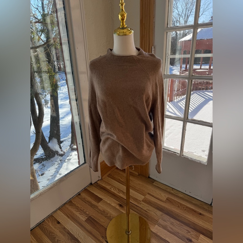 100 % CASHMERE J CREW cute sweater in excellent condition size M